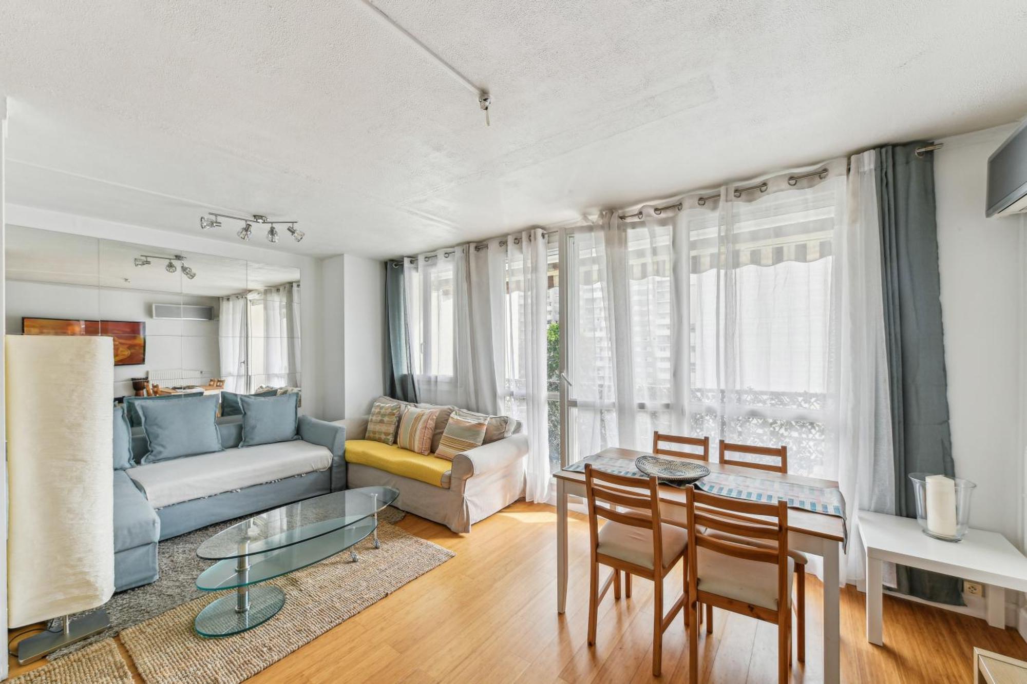Chic And Comfortable Apart With Balcony 勒瓦卢瓦-佩雷 外观 照片