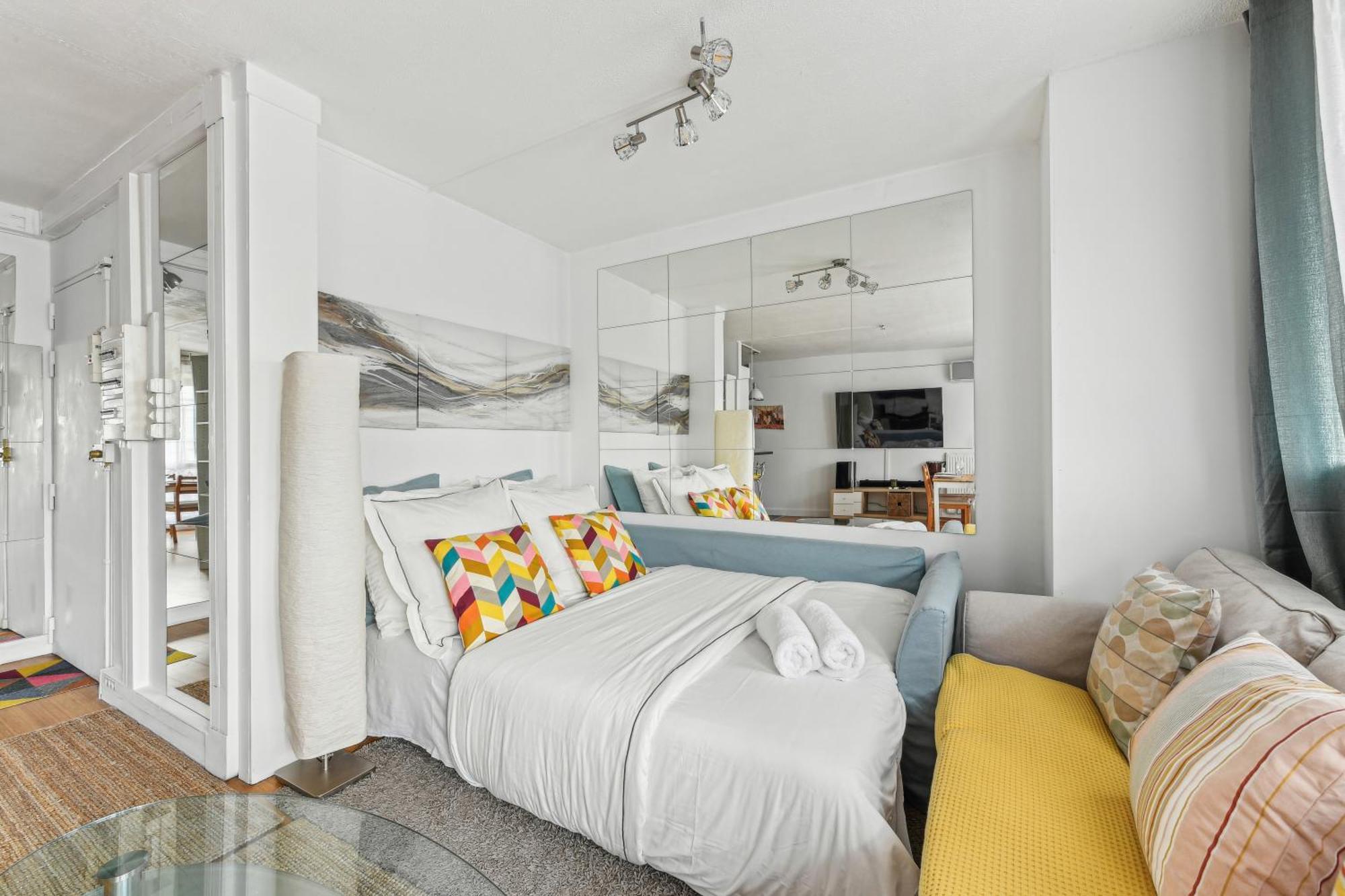 Chic And Comfortable Apart With Balcony 勒瓦卢瓦-佩雷 外观 照片