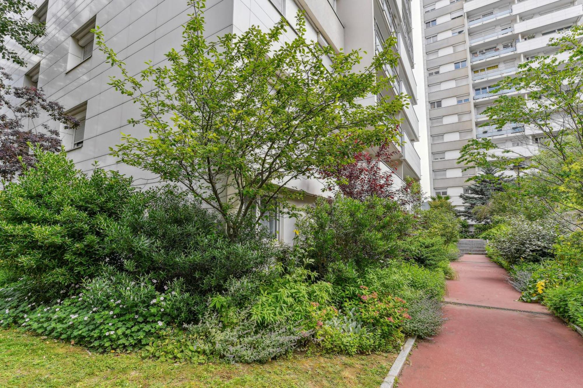 Chic And Comfortable Apart With Balcony 勒瓦卢瓦-佩雷 外观 照片